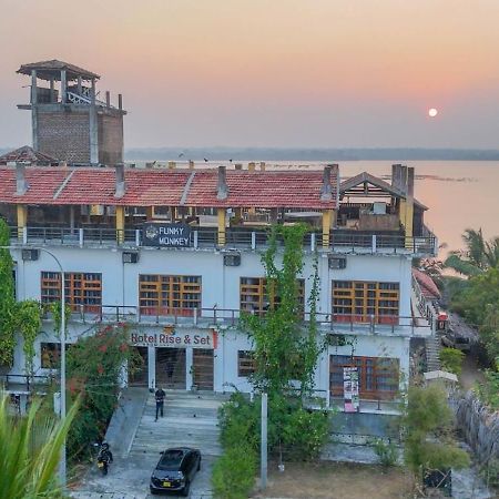 Funky Monkey Hostel & Yoga Rooftop Lounge , Arugambay Pottuvil Exteriör bild