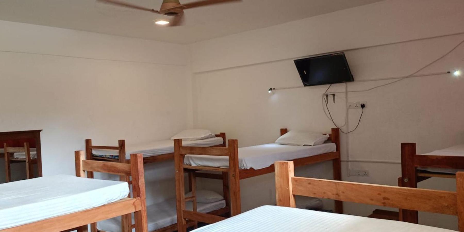 Funky Monkey Hostel & Yoga Rooftop Lounge , Arugambay Pottuvil Exteriör bild