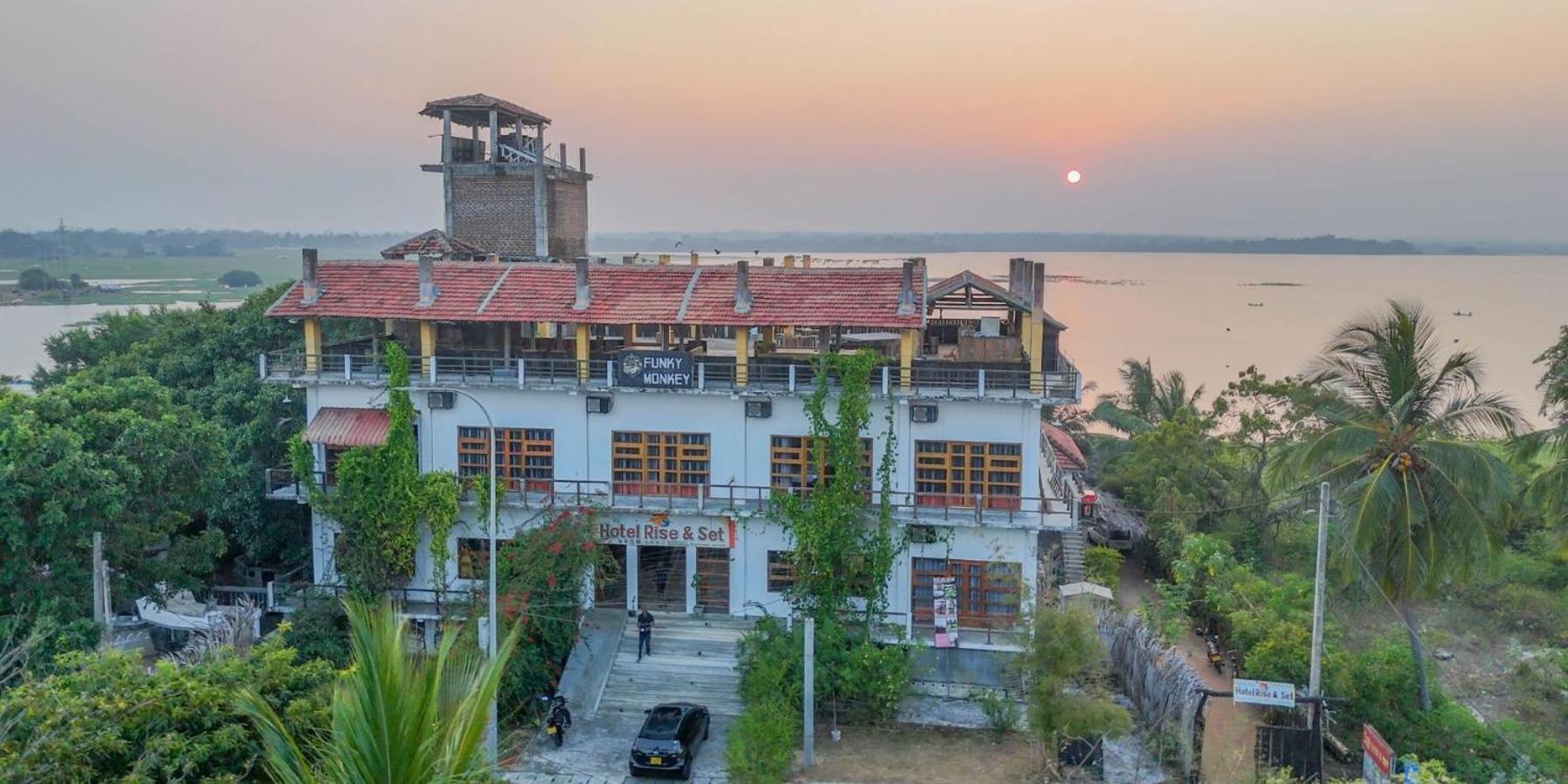 Funky Monkey Hostel & Yoga Rooftop Lounge , Arugambay Pottuvil Exteriör bild